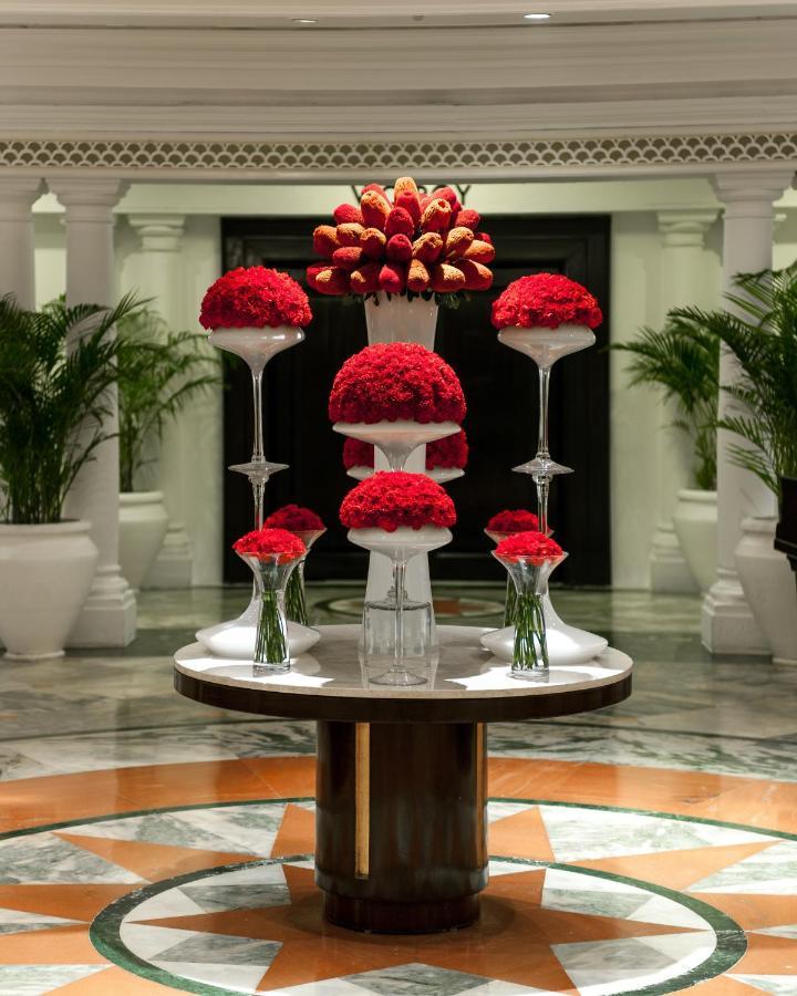 โรงแรมเดอะคลาริดจ์ส นิวเดลี ภายนอก รูปภาพ Flower arrangement at the Taj Mahal Palace, Mumbai