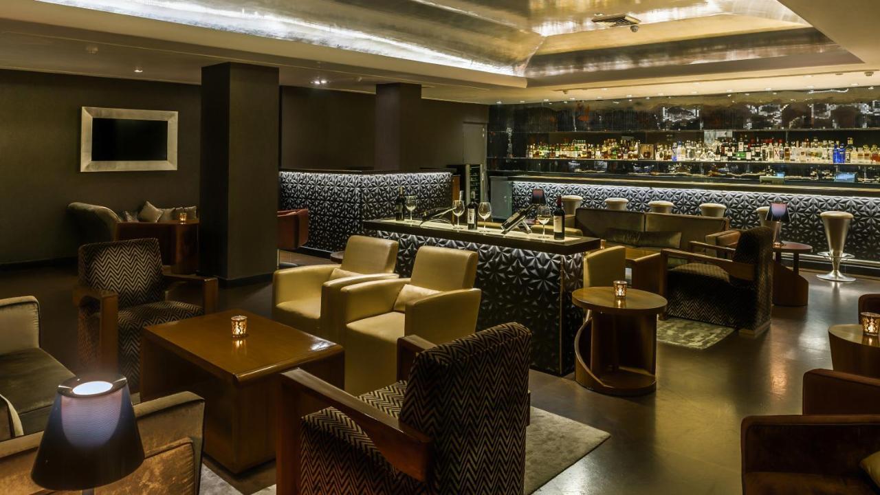 โรงแรมเดอะคลาริดจ์ส นิวเดลี ภายนอก รูปภาพ The bar at the Concourse Lounge
