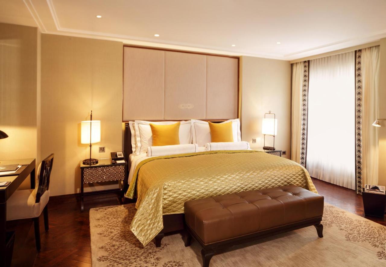 โรงแรมเดอะคลาริดจ์ส นิวเดลี ภายนอก รูปภาพ A bedroom at the Taj Mahal Palace