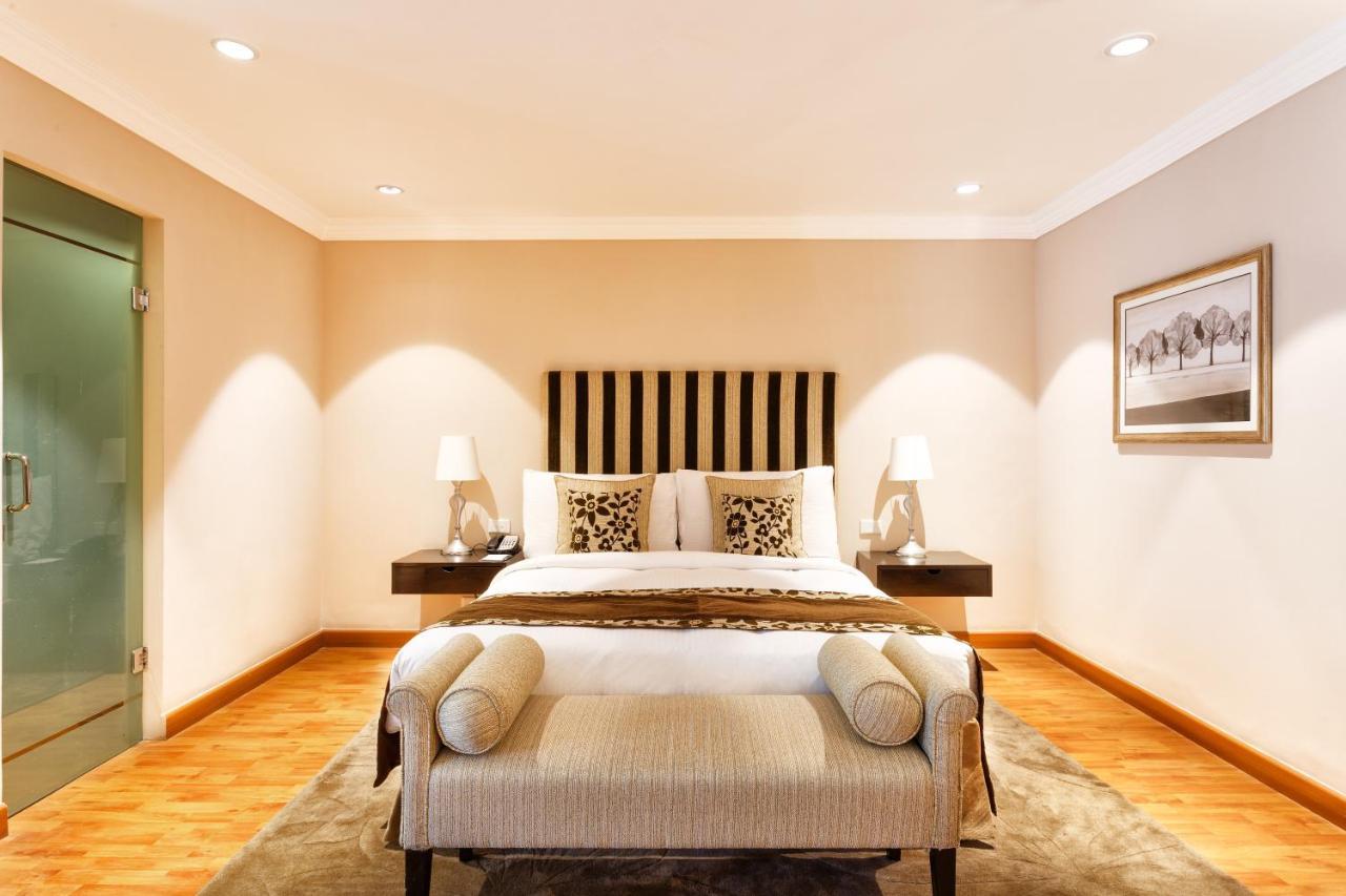 โรงแรมเดอะคลาริดจ์ส นิวเดลี ภายนอก รูปภาพ A bedroom at the Taj Mahal Palace