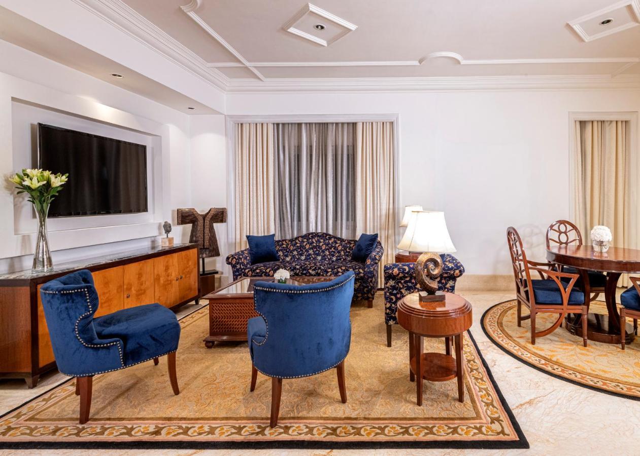 โรงแรมเดอะคลาริดจ์ส นิวเดลี ภายนอก รูปภาพ A living room in a hotel suite