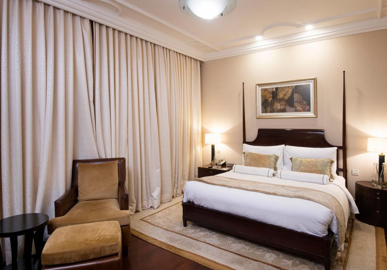 โรงแรมเดอะคลาริดจ์ส นิวเดลี ภายนอก รูปภาพ A bedroom at the Taj Mahal Palace