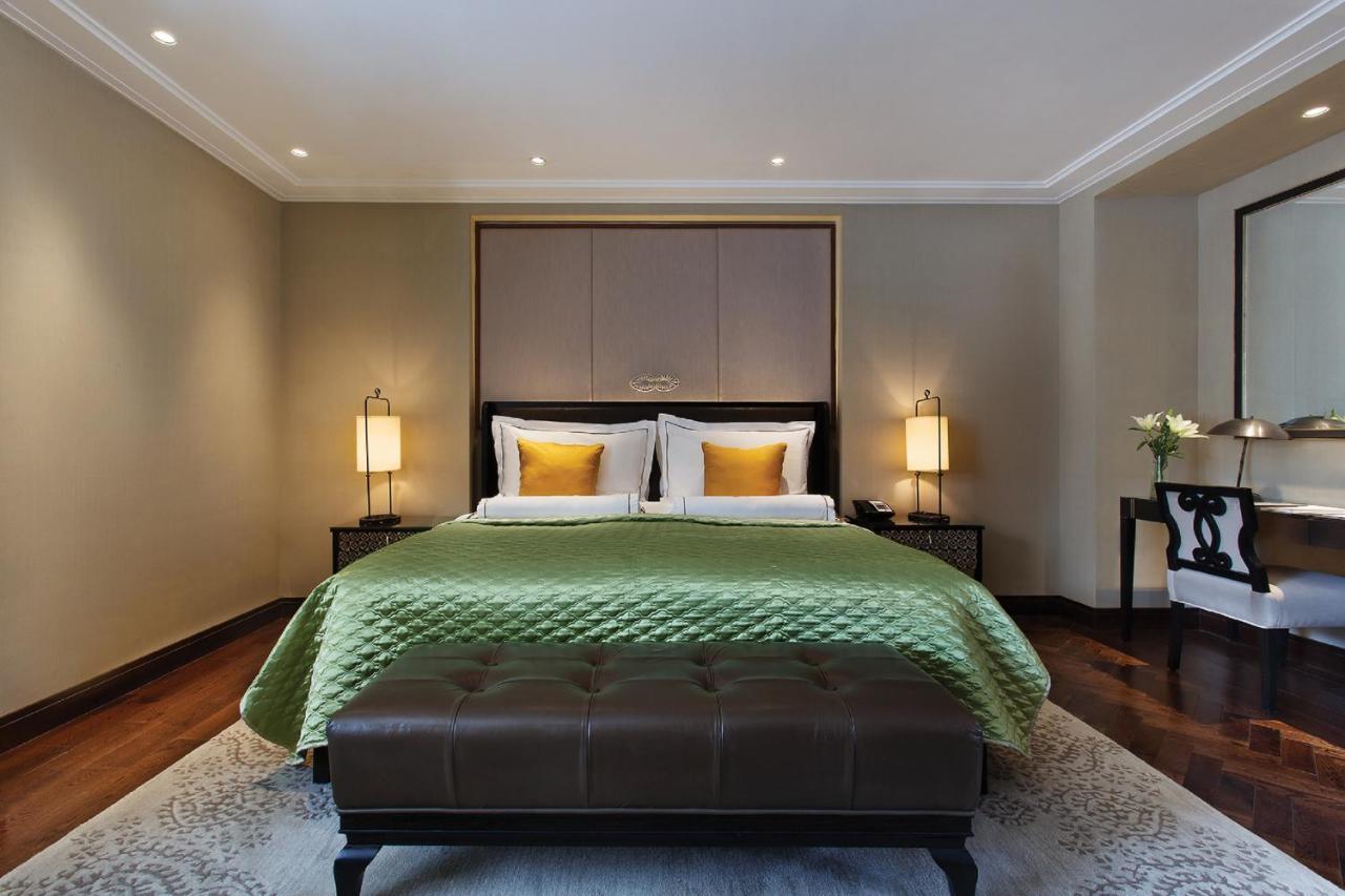 โรงแรมเดอะคลาริดจ์ส นิวเดลี ภายนอก รูปภาพ A bedroom at the Mandarin Oriental, London