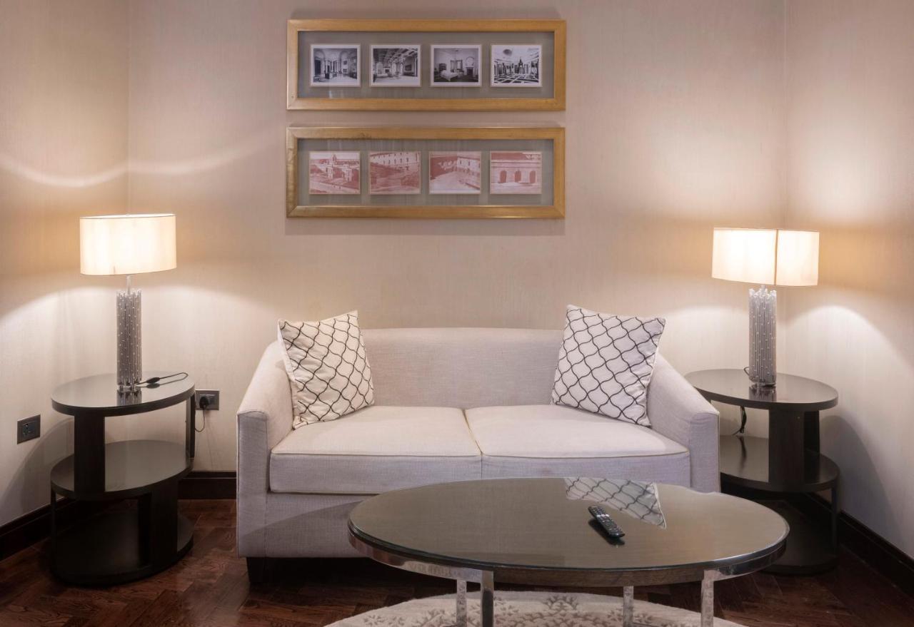 โรงแรมเดอะคลาริดจ์ส นิวเดลี ภายนอก รูปภาพ A living room with a sofa