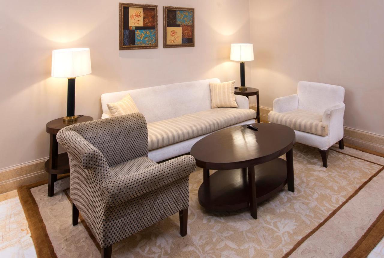 โรงแรมเดอะคลาริดจ์ส นิวเดลี ภายนอก รูปภาพ A living room