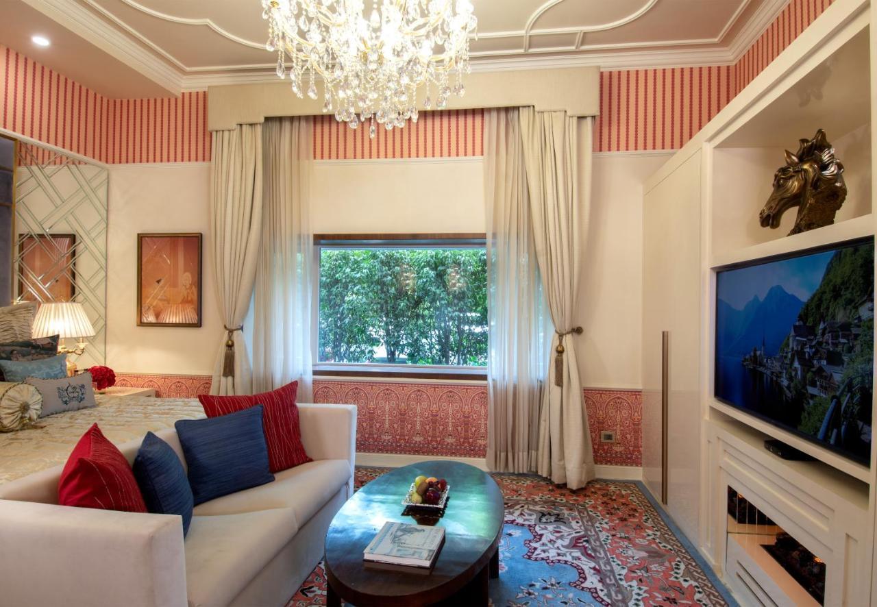 โรงแรมเดอะคลาริดจ์ส นิวเดลี ภายนอก รูปภาพ A living room at the Taj Mahal Palace