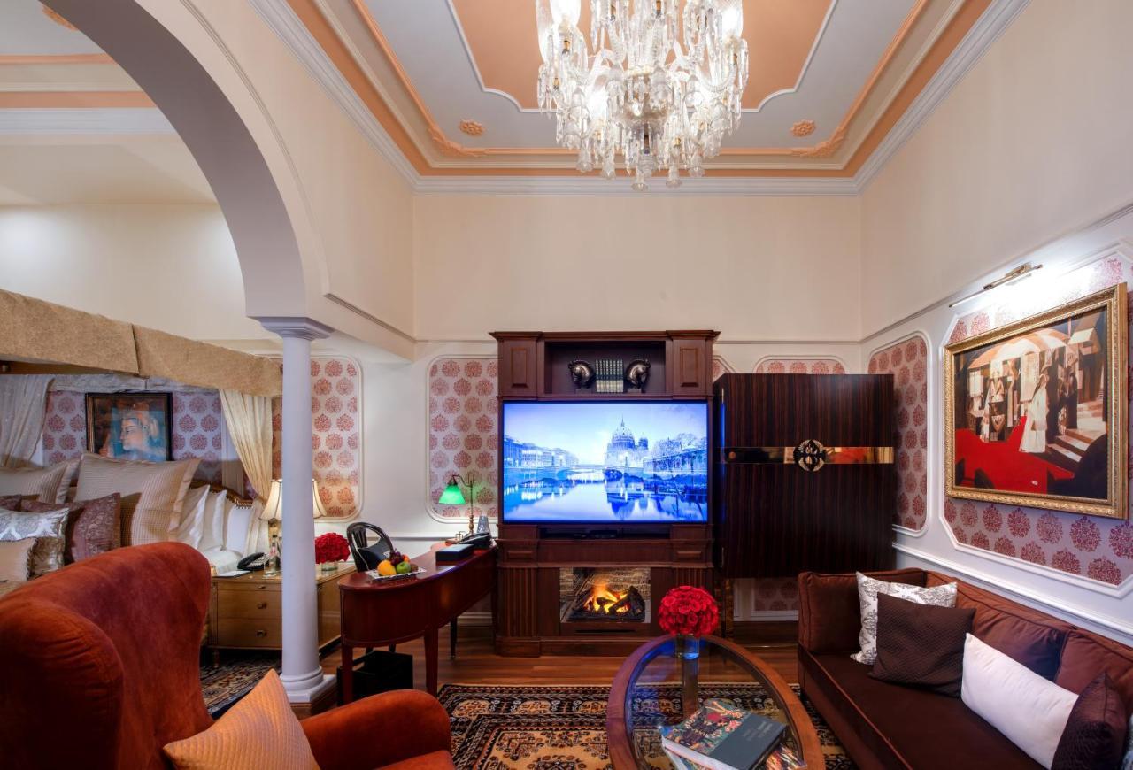 โรงแรมเดอะคลาริดจ์ส นิวเดลี ภายนอก รูปภาพ A living room in the Imperial Suite