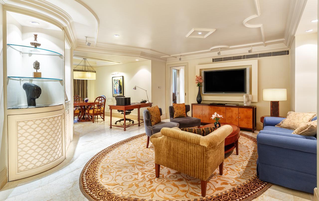 โรงแรมเดอะคลาริดจ์ส นิวเดลี ภายนอก รูปภาพ A living room in a suite at the Ritz-Carlton, Dubai