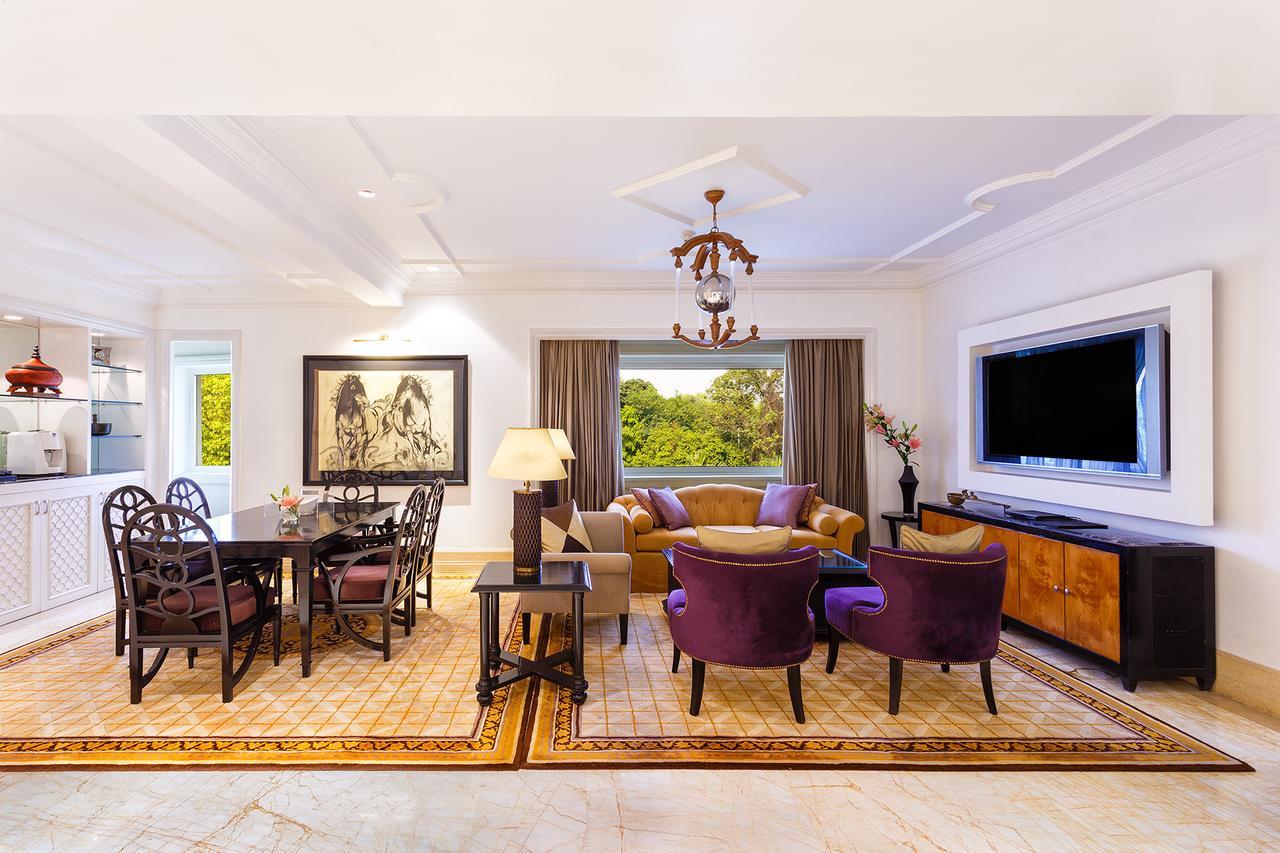 โรงแรมเดอะคลาริดจ์ส นิวเดลี ภายนอก รูปภาพ A living room in a suite at the Four Seasons Hotel, Mumbai