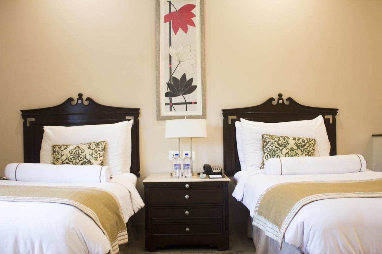 โรงแรมเดอะคลาริดจ์ส นิวเดลี ภายนอก รูปภาพ A room at the hotel