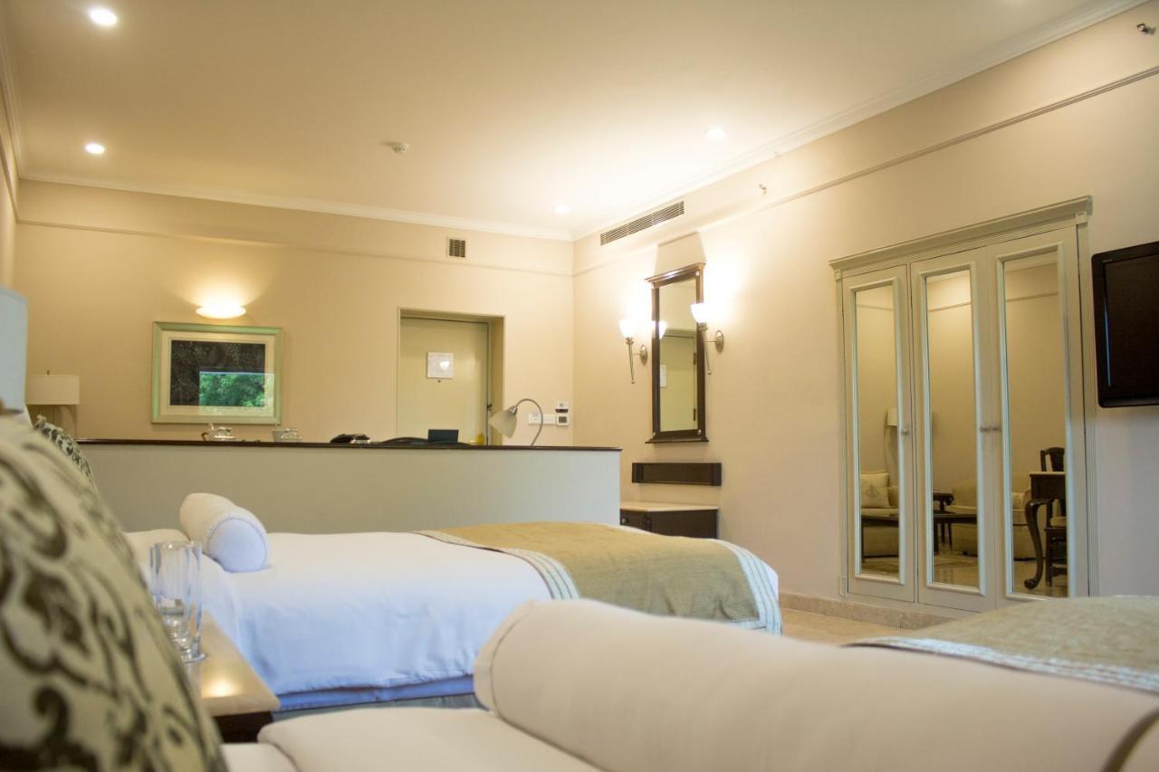 โรงแรมเดอะคลาริดจ์ส นิวเดลี ภายนอก รูปภาพ A room at the hotel